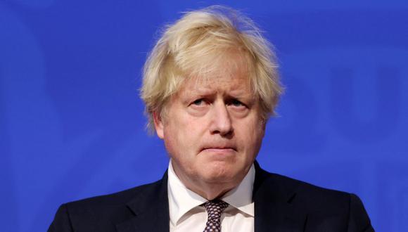 El primer ministro británico, Boris Johnson, se encuentra en el ojo de la tormenta tras la aparición de un video de una supuesta celebración navideña por parte de su gabinete durante la pandemia de COVID-19. (HOLLIE ADAMS / POOL / AFP).