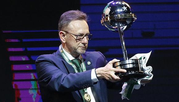 Chapecoense recibió la Copa Sudamericana 2016 en emotivo homenaje. (AP)