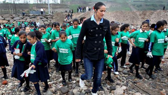 Kina Malpartida participó de la jornada de limpieza de playas del distrito. (Andina)