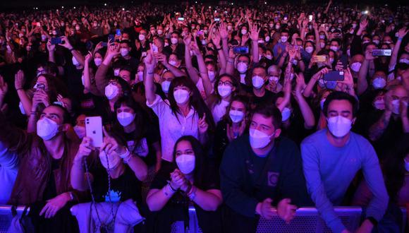 Los espectadores asisten a un concierto de música rock del grupo español Love of Lesbian en el Palau Sant Jordi de Barcelona. (Foto: Lluis Gene / AFP).