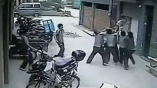 VIDEO: Obreros amortiguan caída de una bebé de un edificio en China