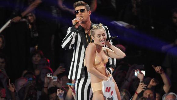 Miley Cyrus causó revuelo con mano de hule. (AP)