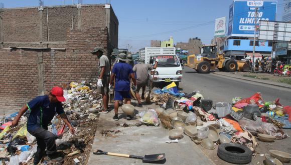 Personal de la comuna de Trujillo recoge la basura en la ciudad, pero parece insuficiente porque los reclamos de los vecinos continúan. (Alan Benites)