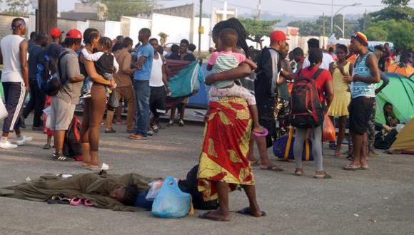Miles de migrantes de varias nacionalidades pernoctan en estaciones migratorias en la ciudad fronteriza de Tapachula, estado mexicano de Chiapas, en espera de que las autoridades les otorguen un salvoconducto. (Foto: EFE)