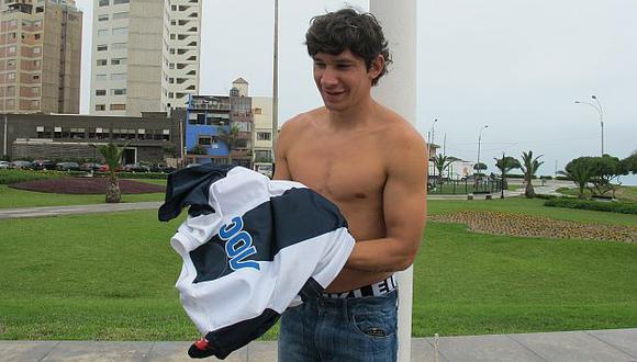 El atacante guaraní se saca la camiseta blanquiazul. (USI)