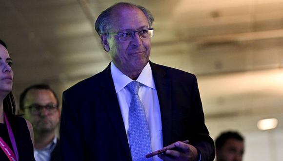 El candidato a vicepresidente brasileño Geraldo Alckmin por el izquierdista Partido de los Trabajadores (PT) se va después de dar una conferencia de prensa después de un debate en los estudios de Globo TV en Río de Janeiro, Brasil, el 28 de octubre de 2022. (Foto de MAURO PIMENTEL / AFP)