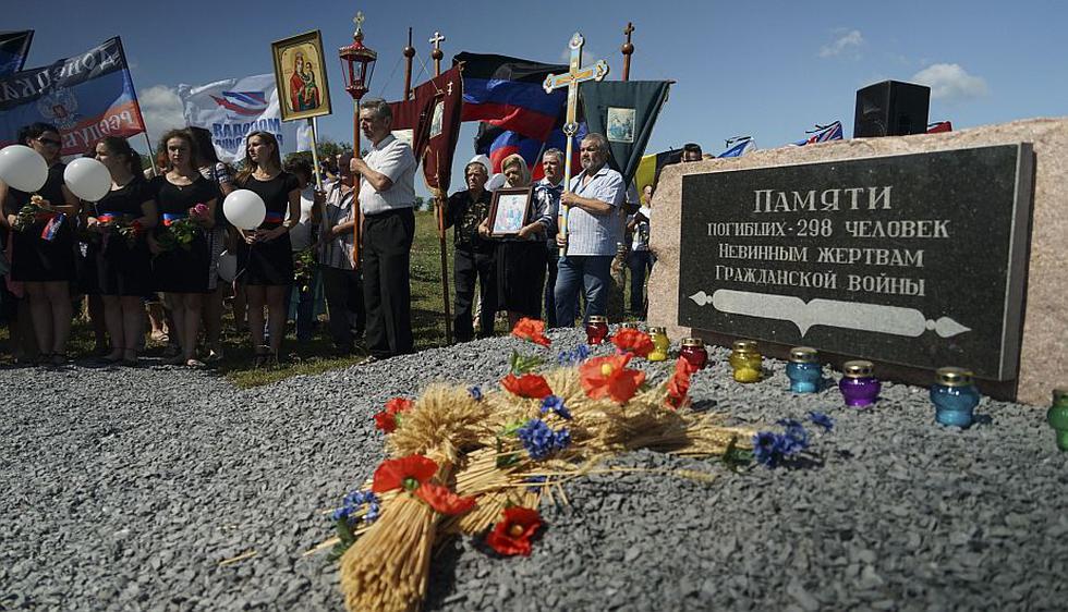 Residentes de la localidad Hrabrove (Ucrania) sobre la que fue derribado el avión, recordaron el primer aniversario de la tragedia con una procesión hasta el lugar del siniestro. (AP)