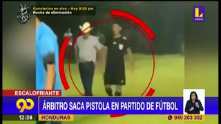 Árbitro saca pistola en partido de fútbol para defenderse de aficionados en Honduras