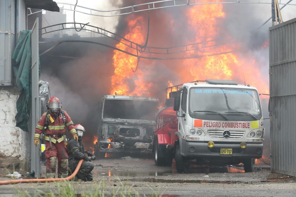 Incendio en taller de autos en SMP. (Fotos: Manuel Melgar/ GEC)
