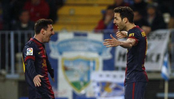 BUENA, SOCIO. Messi festeja con Fábregas, que también anotó. (Reuters)