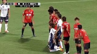 Japón: Jugadores se arrodillaron en barrera durante tiro libre [Video]
