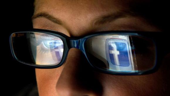 Popularidad de Facebook comienza a caer en EEUU. (Bloomberg)