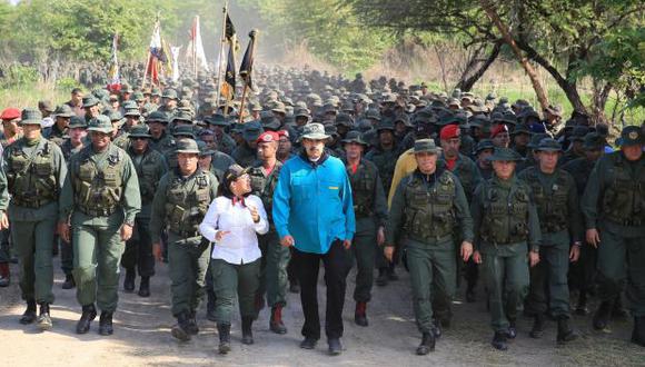 El líder chavista Nicolás Maduro camina junto a miembros de miembros de alto mando de las Fuerzas Armadas durante una movilización denominada "marcha de la lealtad militar". (Foto: EFE)