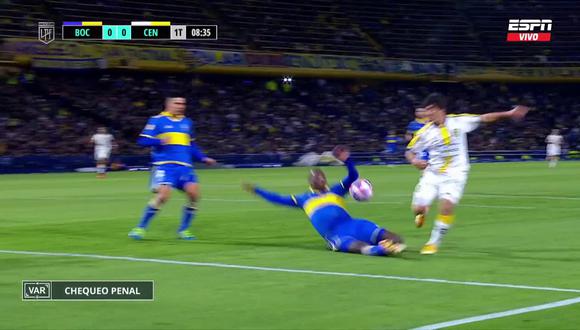 Luis Advíncula cometió un penal en el Boca Juniors vs. Rosario Central. (Foto: Captura)