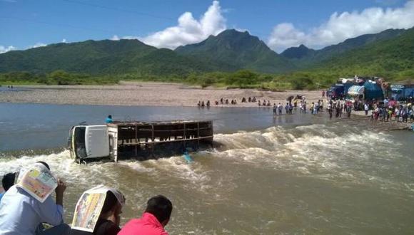 Camión intentó cruzar la quebrada Río Seco, en Morropón, Piura, y se quedó atascado.