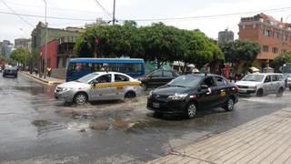Miraflores: Rotura de tubería deja sin agua a vecinos y ocasiona aniego