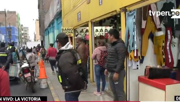 Se les solicitó a los comerciantes informales que se retiren de los jirones Huascarán y Misti.(Captura: TV Perú)