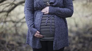 Mujer finge estar embarazada para evitar pagar exceso de equipaje y se vuelve viral