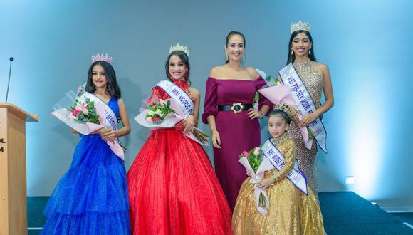 Marina Mora con las ganadoras que viajarán a Punta Cana. (Foto: Difusión)