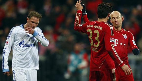 Robben saluda a Gomez por el gol que anotó. (Reuters)