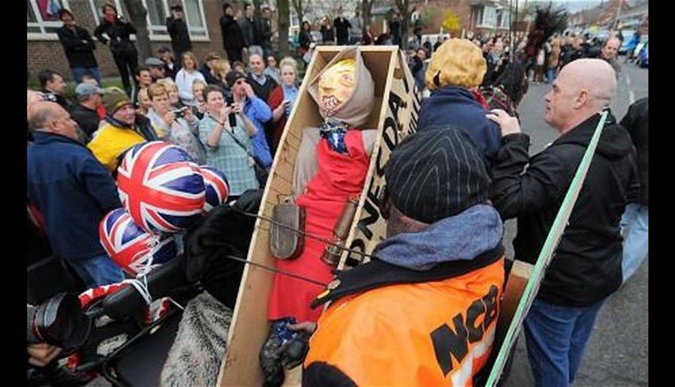 Pobladores de Goldthorpe pasearon ataúd y efigie de Thatcher.(Foto: @James_Allbut)