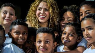 ¡Manos a la obra! Shakira pone la primera piedra para la construcción de dos colegios en Colombia