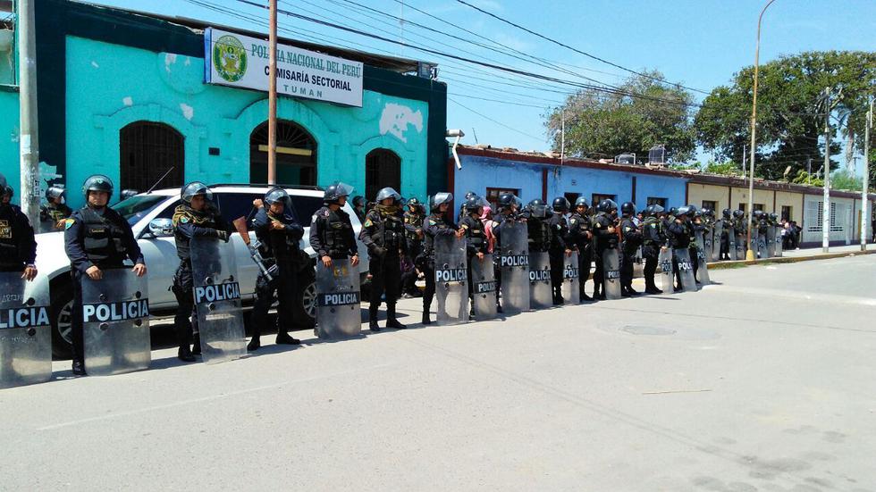 Un contingente de 300 policías llegó a Tumán tras la declaratoria del estado de emergencia. Están ubicados en puntos estratégicos.
