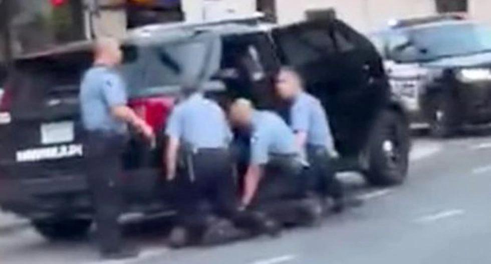 Video que muestra que tres policías presionaron sus rodillas sobre George Floyd. (Captura de video, CNN).