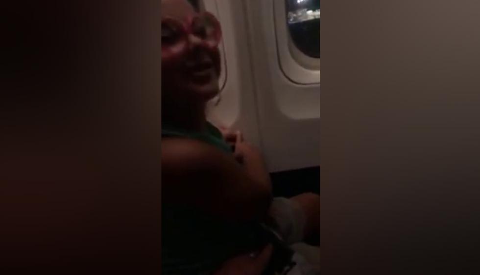 El entusiasmo de la pequeña protagonista del video viral fue suficiente para hacer olvidar a los pasajeros la demora de seis horas de su vuelo. (Crédito: Leandra Preston)