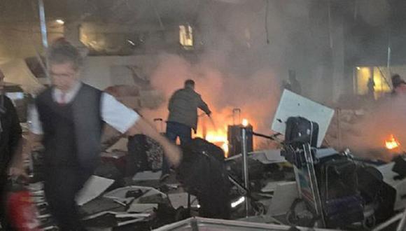 Turquía: En aeropuerto de Estambul se registran dos explosiones y disparos. (Twitter)