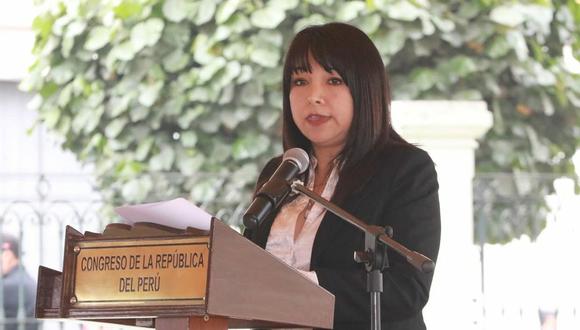 Mirtha Vásquez respaldó con su firma el proyecto de ley que plantea realizar un referéndum para convocar a una Asamblea Constituyente. (Foto: Congreso)