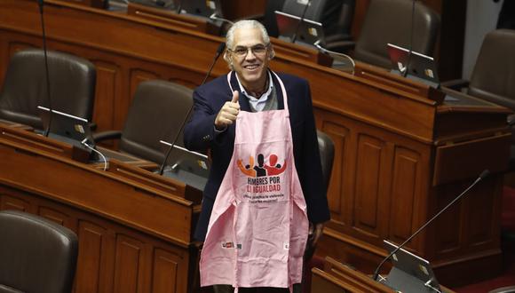 Congresistas usaron mandil rosa para respalda campaña promovida por el Ministerio de la Mujer. (César Campos/GEC)