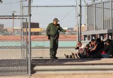 Migrantes cruzan la frontera entre México y Estados Unidos y se entregan a autoridades