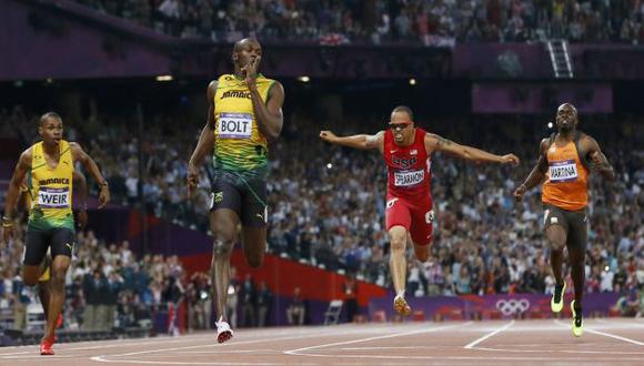 PARA QUE SEPAN TODOS. Bolt y el gesto de silencio a sus detractores en el momento de cruzar la meta. Un fenómeno. (Reuters)