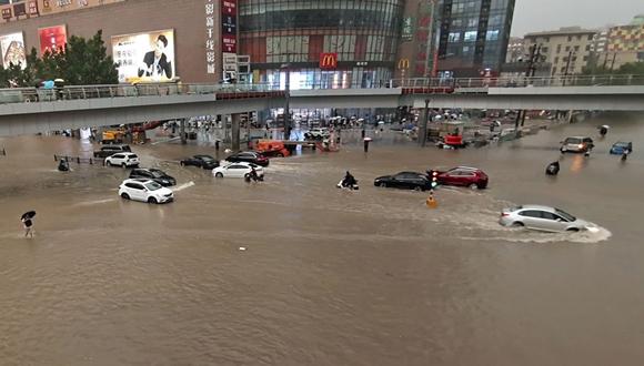 Los vehículos quedaron varados después de un fuerte aguacero en la ciudad de Zhengzhou, provincia de Henan, en el centro de China, el martes 20 de julio de 2021. (Chinatopix/AP).