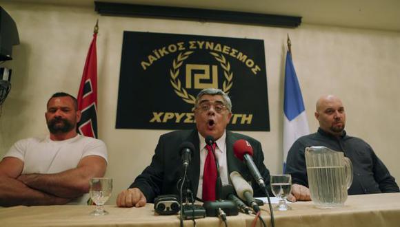 EXTREMISTAS. Nikos Mijaloliakos (centro) es considerado el 'Hitler’ griego por la prensa local. (Reuters)