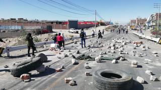 Manifestantes contra Tía María bloquean carretera Arequipa - Puno [FOTOS Y VIDEO]