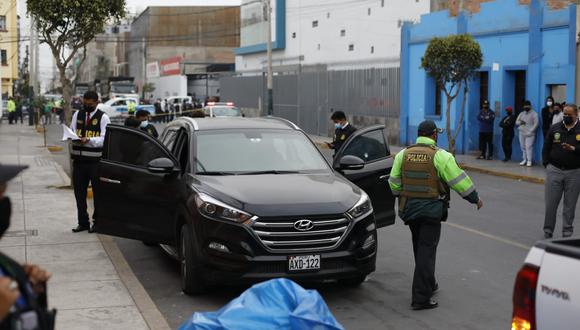 Sicarios en moto acribillaron a los ocupantes de una moderna camioneta en la cuadra 5 de la calle Víctor Mantilla, en Surquillo. (Foto: César Bueno @photo.gec)