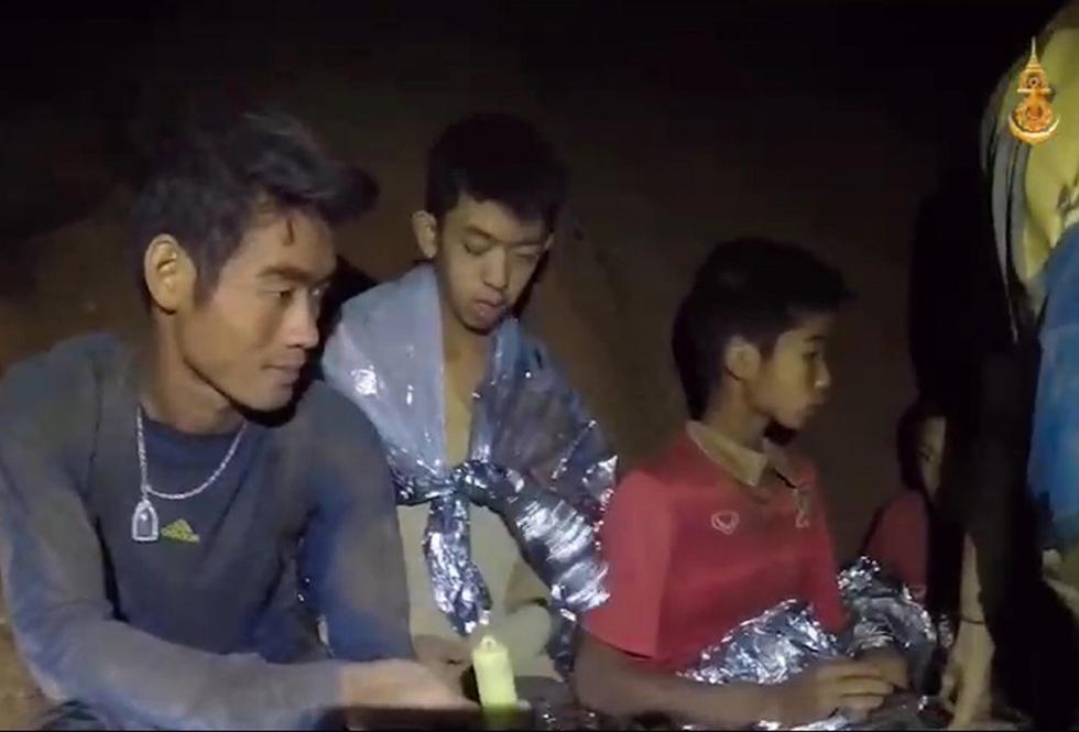 Captura de video cedida por Thai Royal Navy que muestra el estado en que se encuentra el equipo de fútbol atrapado en una sección de la cueva Tham Luang. (EFE)