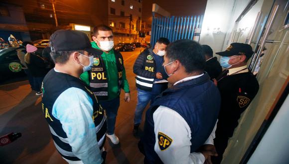 Agentes de la PNP que llegaron al hospital Almenara tras caso de manifestantes heridos durante protesta. 
(Foto: César Grados/@photo.gec)