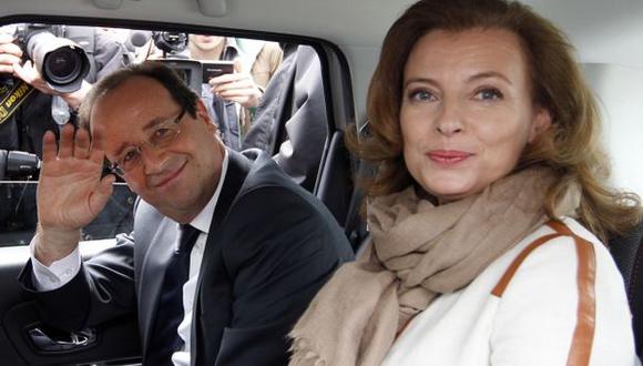 François Hollande y su actual compañera, Valérie Trierweiler, quien se encuentra hospitalizada. (Reuters)