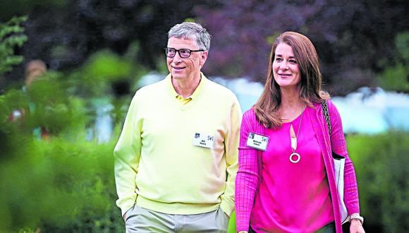 (FILES) In this file photo taken on July 11, 2015 Billionaire Bill Gates, chairman and founder of Microsoft Corp., and his wife Melinda attend the Allen & Company Sun Valley Conference in Sun Valley, Idaho. Bill Gates, the Microsoft founder-turned philanthropist, and his wife Melinda are divorcing after a 27-year-marriage, the couple said in a joint statement Monday.
The announcement from one of the world's wealthiest couples, with an estimated net worth of some $130 billion, was made on Twitter.
 / AFP / GETTY IMAGES NORTH AMERICA / SCOTT OLSON


