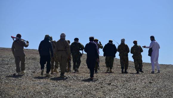 En esta foto de archivo tomada el 23 de agosto de 2021, el personal del movimiento de resistencia afgano y las fuerzas del levantamiento anti-Talibán patrullan en un puesto de avanzada en la provincia de Panjshir. (Ahmad SAHEL ARMAN / AFP).