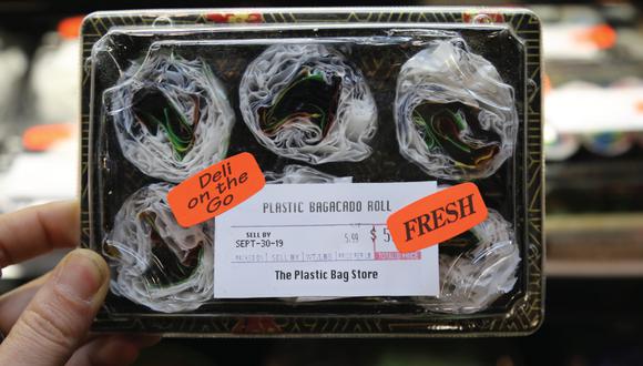 Todos los productos, frescos y congelados tienen algo en común: están hechos con plástico reciclado para denunciar con humor la contaminación de este material desechable. (Foto: Times Square Arts)