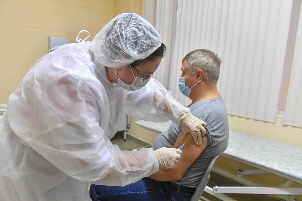 Moscú comenzó el sábado a vacunar a los trabajadores con alto riesgo de contaminarse del coronavirus, en nuevos centros de vacunación abiertos en toda la ciudad.