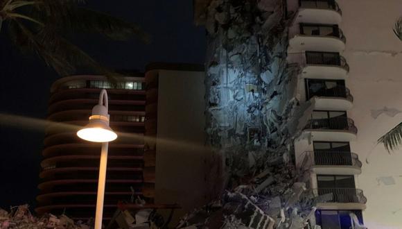 Imagen muestra la escena del derrumbe parcial de un edificio en Surfside, condado de Miami-Dade, Florida, Estados Unidos, a principios del 24 de junio de 2021. (EFE/EPA/MIAMI BEACH POLICE DEPARTMENT).