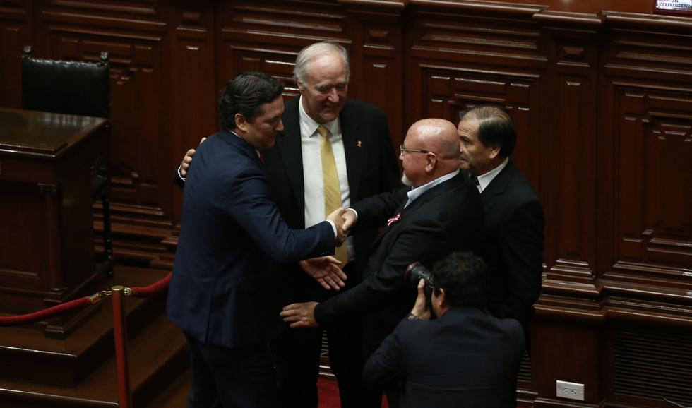 Daniel Salaverry saluda Victor Andrés García Belaunde tras ganar la presidencia del Congreso. (Perú21