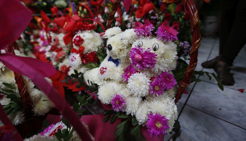 San Valentín: Globos y ramilletes inundan los pasillos del mercado de flores por el día del amor. (Anthony Niño de Guzmán)