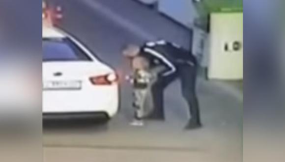 Una cámara de seguridad captó el secuestro de una niña en una gasolinera. La menor fue rescatada ilesa. (Foto: 
Policía de Kiev / YouTube)