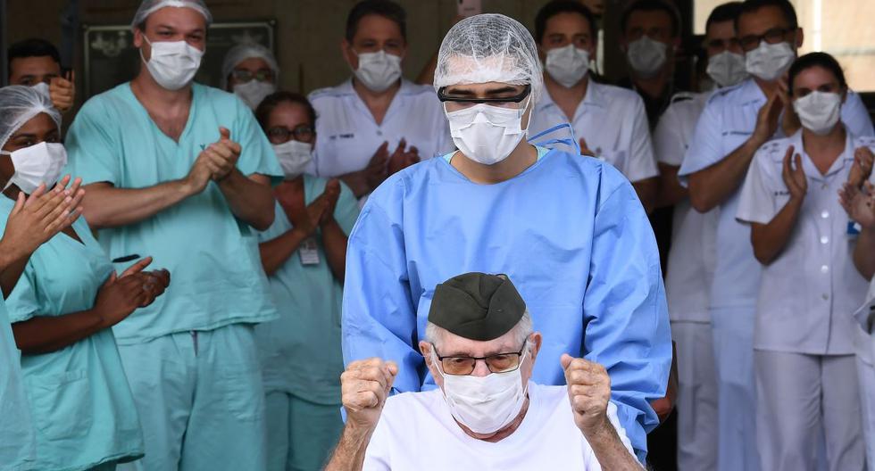 Con aplausos del equipo médico y con el saludo de una trompeta castrense, el segundo teniente Ermando Piveta salió en silla de ruedas del Hospital de las Fuerzas Armadas en Brasilia. (AFP)